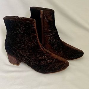 Brown velvet ankle boot Size 9 EUC Funky